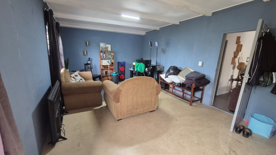 To Let 4 Bedroom Property for Rent in Wavecrest Eastern Cape